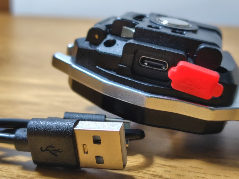 蓄電用USBケーブルが付属