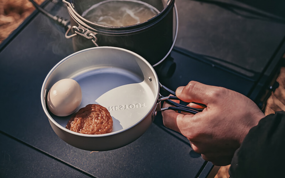 取っ手付きのフタは、裏返せば取り皿としても使用できる