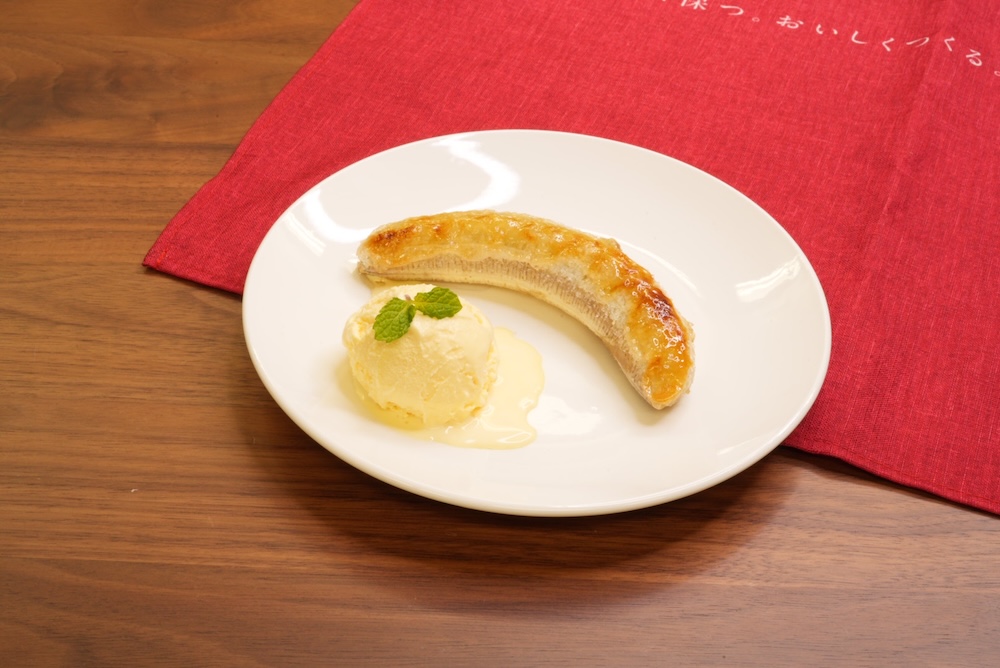 上ヒーターを使用して調理したバナナのカラメリゼ