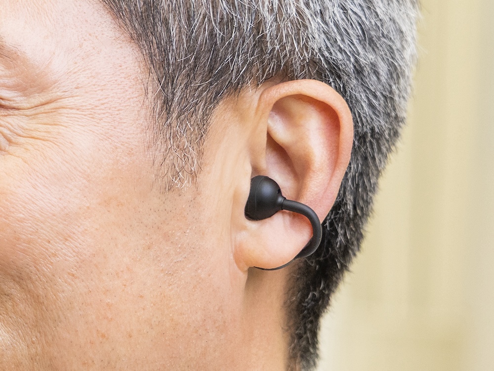 耳をふさがないイヤカフ型の集音器