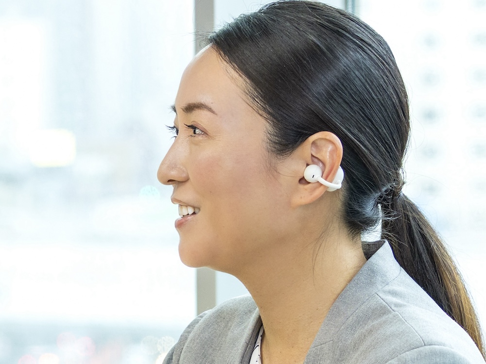 自分の声が大きくなりすぎないよう調整したりする