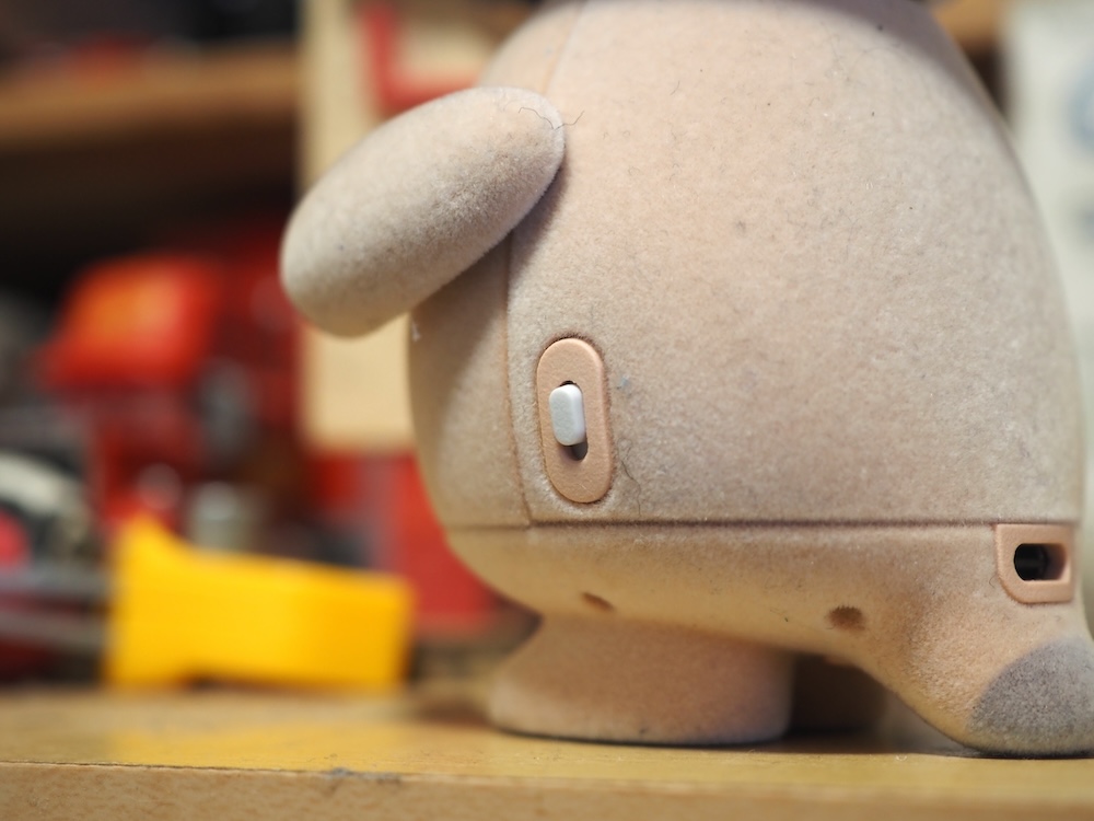 「ミュート」スイッチ。下にするとミュート状態になる