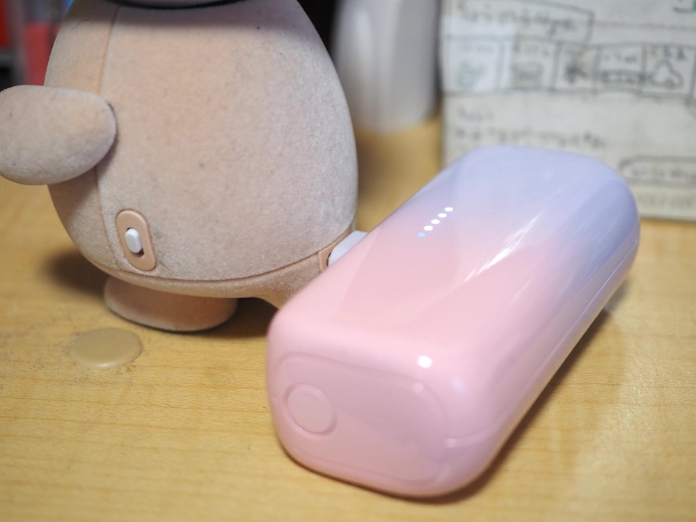 USBケーブルを直接差し込んでも良いのだが、家にあったちょうどいい小型のモバイルバッテリーを使っている