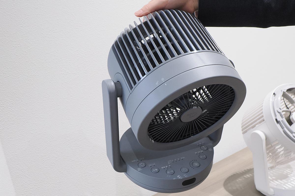 後ろガード部分を片手でつかんで持てる