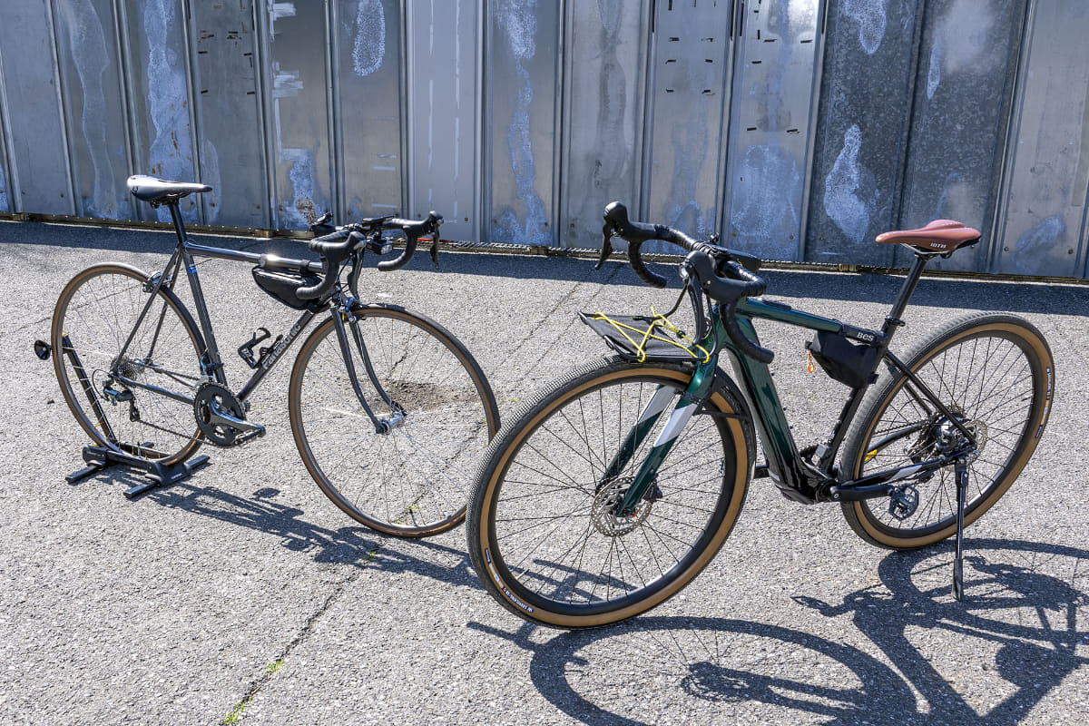 手前の車体はいつも紹介しているBESV(ベスビー)グラベルロードe-bike「JGR1.1」で、奥にあるのがパナソニックのロードバイクだ。これは2台とも筆者所有の自転車である。それにしても並べてみると印象が全然違う