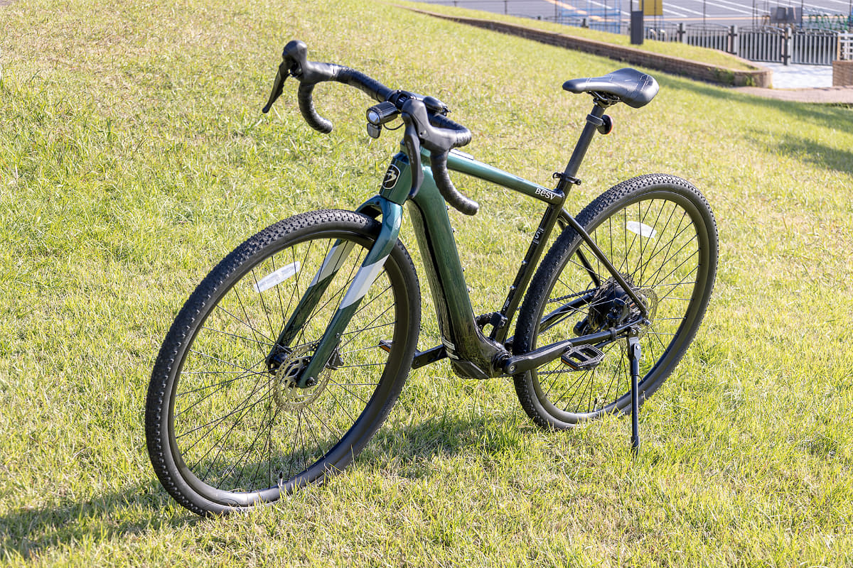 これはノーマルの姿。自転車は左右の足を同じように交互に使う乗り物。特にロードバイクタイプは、その動作の正確さが走りに反映されやすい。だから乗り方うんぬんの前に、体の使い方がちゃんとできるかどうかがポイントになる