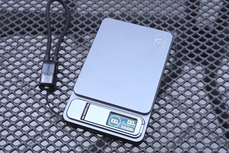 エレメント「Element Metal Power Bank 8000」。カラーはブラック、シルバー、オレンジの3種類。現在Makuakeで先行販売中(3月31日まで)、5月25日よりYahoo! ショッピング「エレメントストア」で販売開始。価格は6,900円<br><span class="em color red">【販売店変更】販売店舗に一部変更がありましたので修正しました(4月28日)</span>
