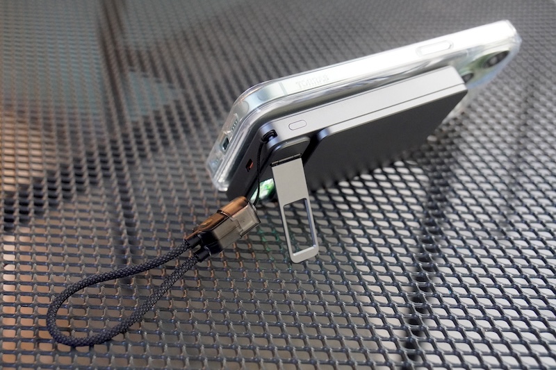 スタンド機能を搭載し、MagSafe使用時にスマホを縦置き・横置きに立てかけられる