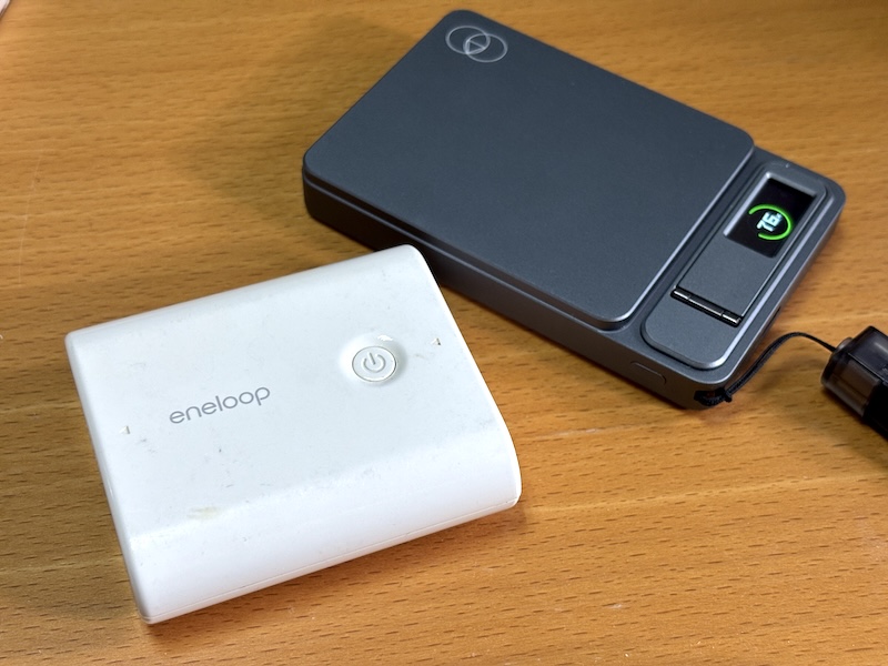 我が家に保管されている最古参のモバイルバッテリー、三洋電機「eneloopモバイルブースター KBC-L2A」と。初代は2007年12月発売であり、もはや20年近く前の製品だ。そりゃ次世代に移行していくわなぁ