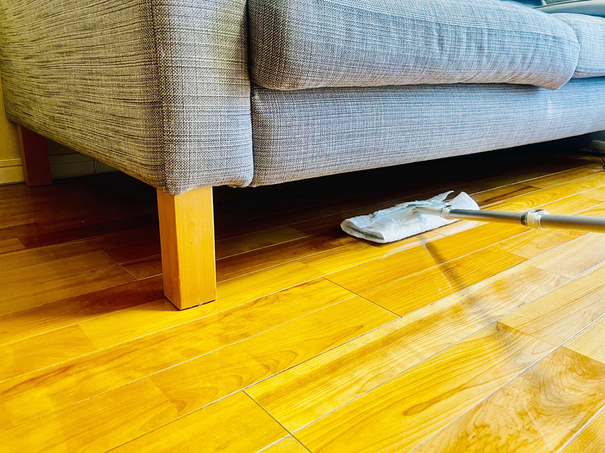 家具を選ぶときは、脚の間をワイパーが通れるものを選ぶと掃除しやすいです