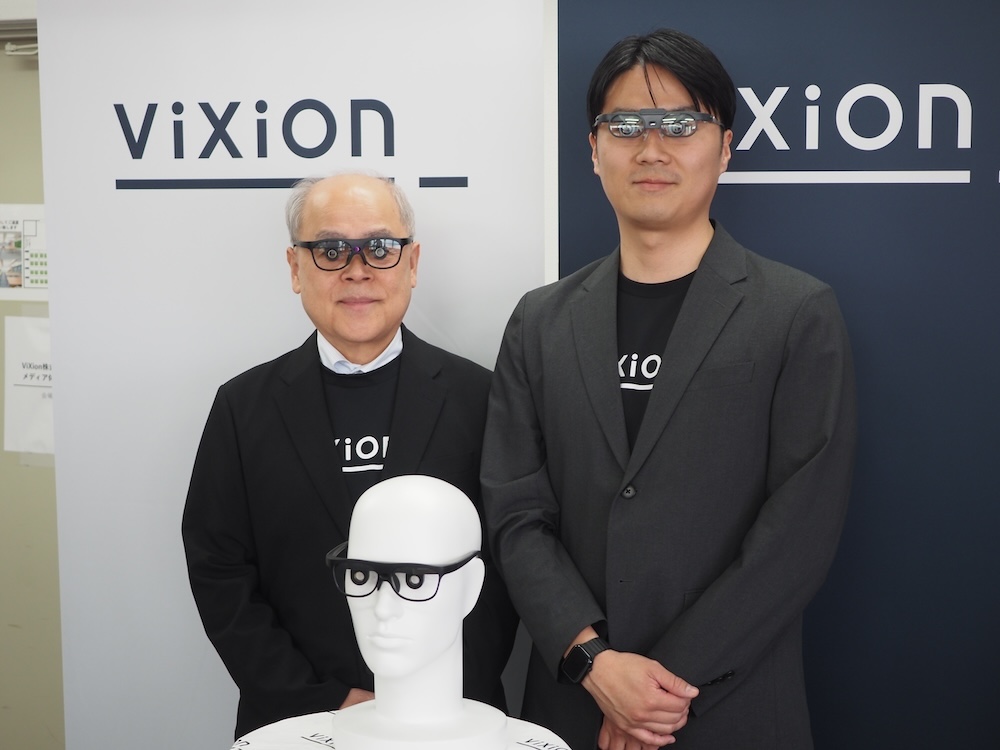 ViXion 2を装着する取締役CINOの内海 俊晴さん(左)と、ViXion 2 Proを掛けている事業開発部 執行役員の小島 健太郎さん(右)