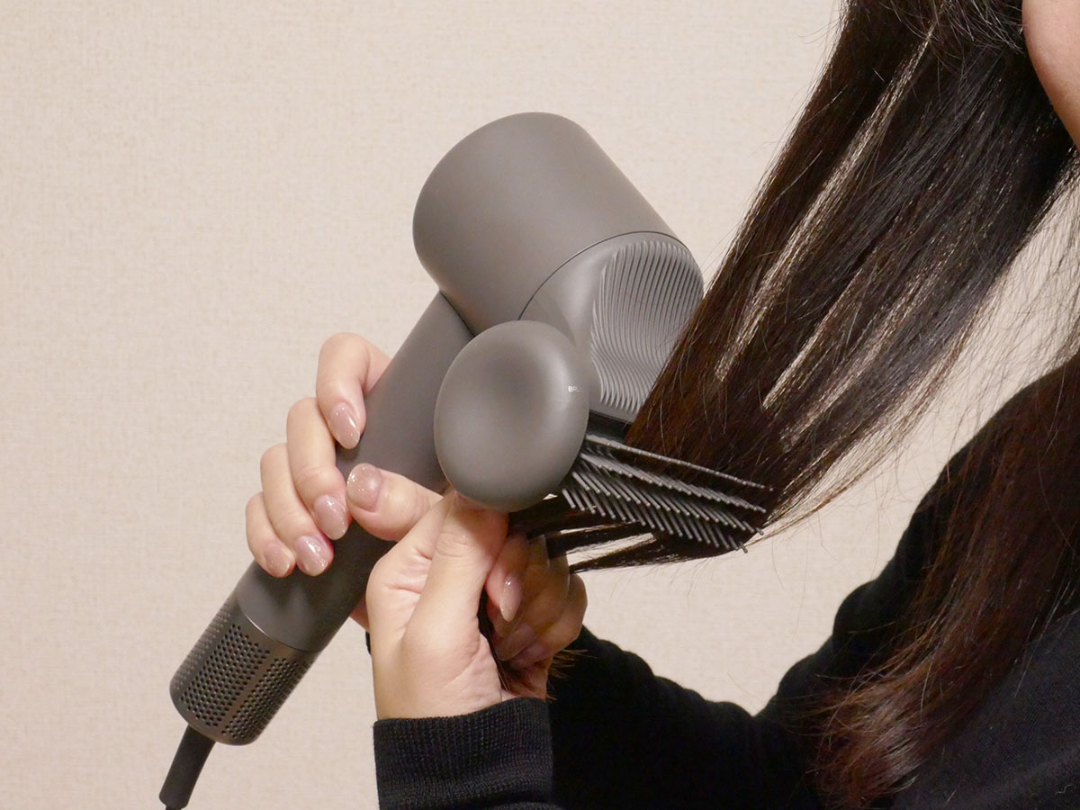 ブラシモードを使えばラクにブローできます。片手でも使えますが、空いた手で髪を少し引っ張りながら使うとよりまっすぐになる気がします
