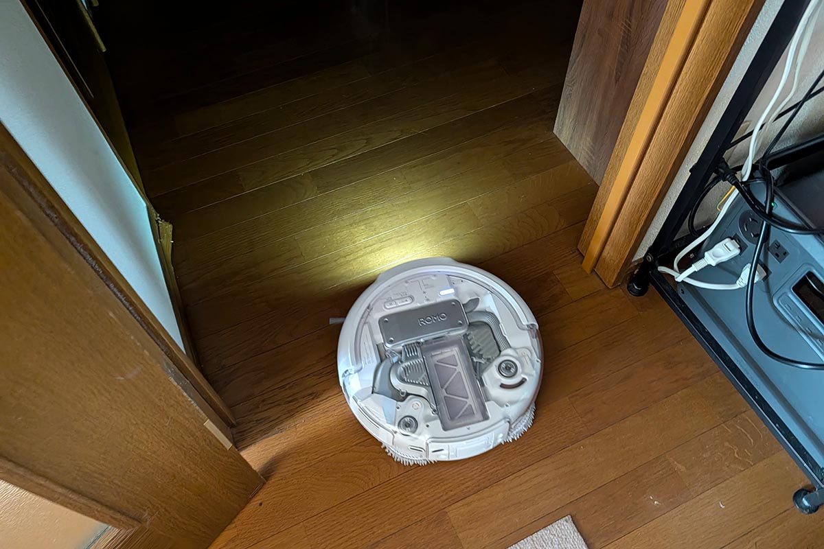 暗いところではLEDライトが自動点灯