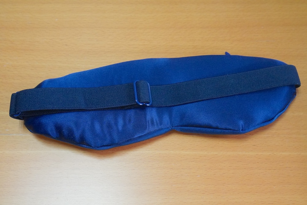 本体カバー裏には、頭部に固定するためのゴムバンドとアジャスター