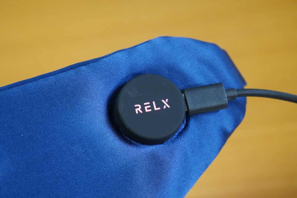 充電は電源ボタン横のUSB Type-C端子を使用。充電時間は約2時間。充電が完了するとLEDの色が赤から青に切り替わる