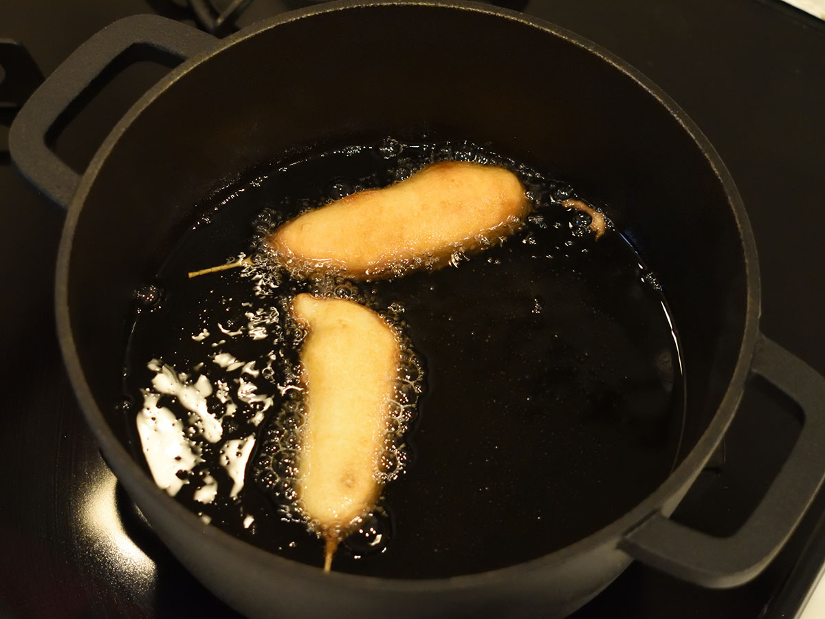油の中で転がしながら全面がきつね色になるように揚げます