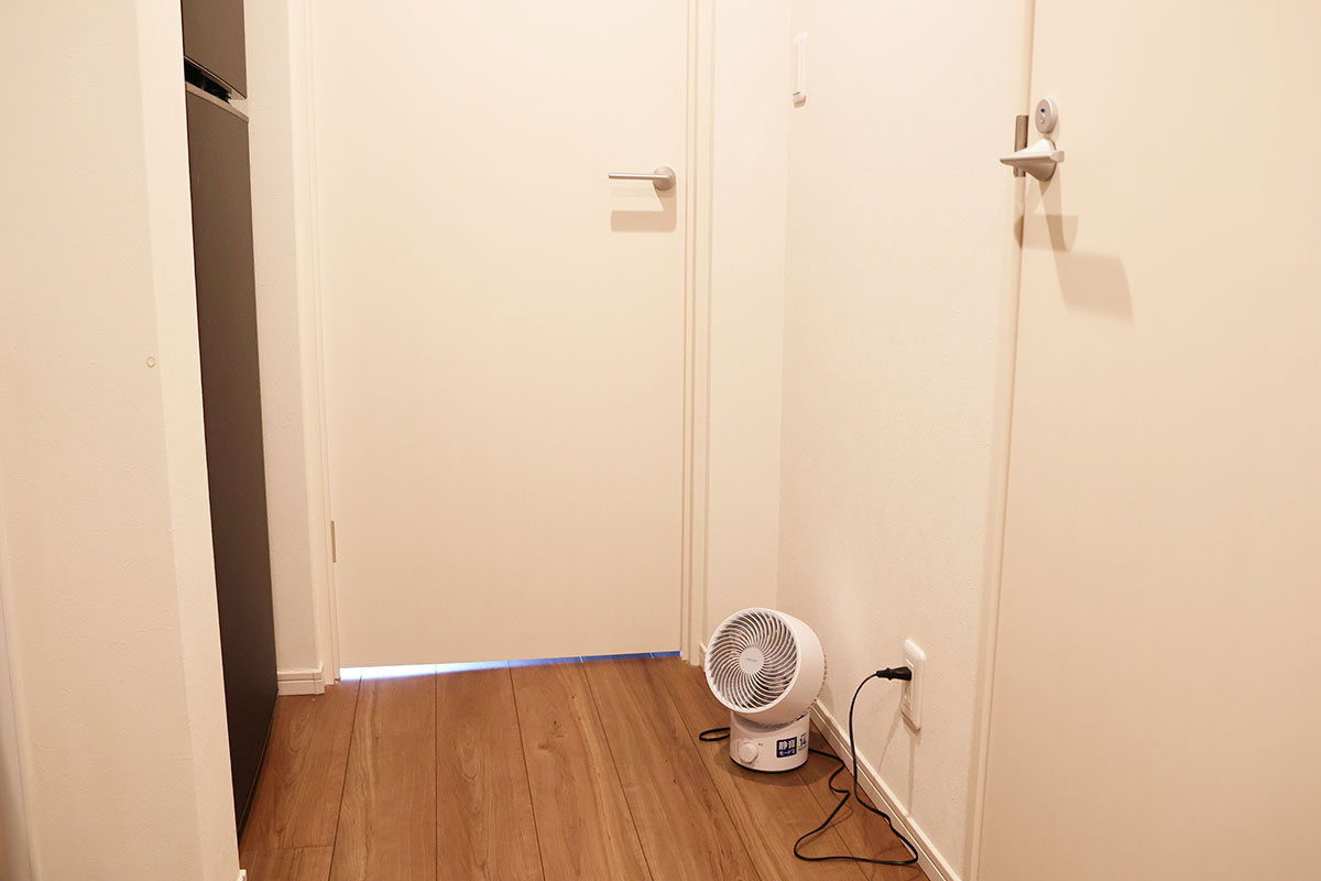 脱衣所の前の廊下に置きっぱなしにしている様子