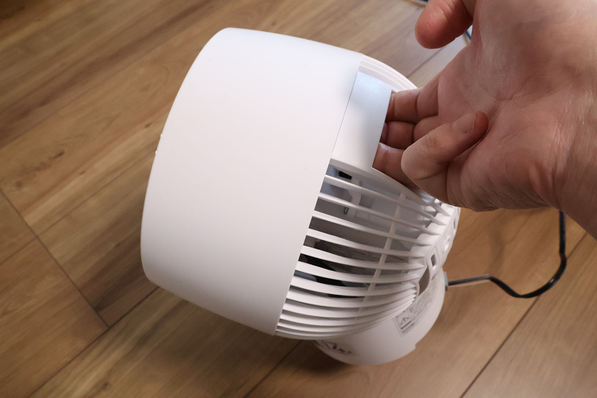 持ち手に指を入れて持ち上げている様子。筆者の場合は本体を抱えるようにして持ち上げて移動させることも多い