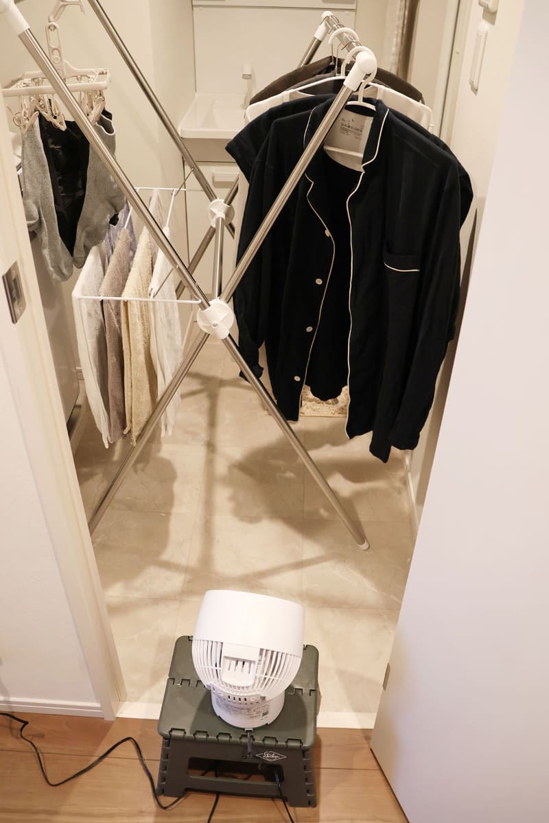 風が当たりやすいように、台に載せて使用