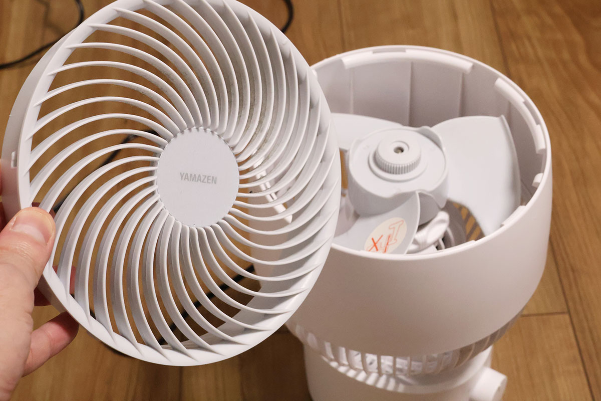 前面ガードを外している様子