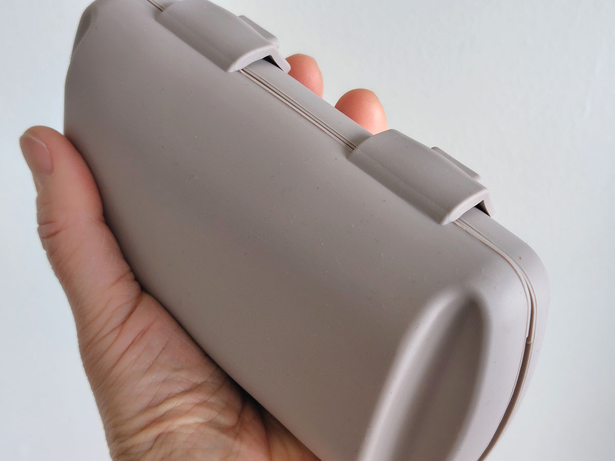 片手でホールドできるサイズ感