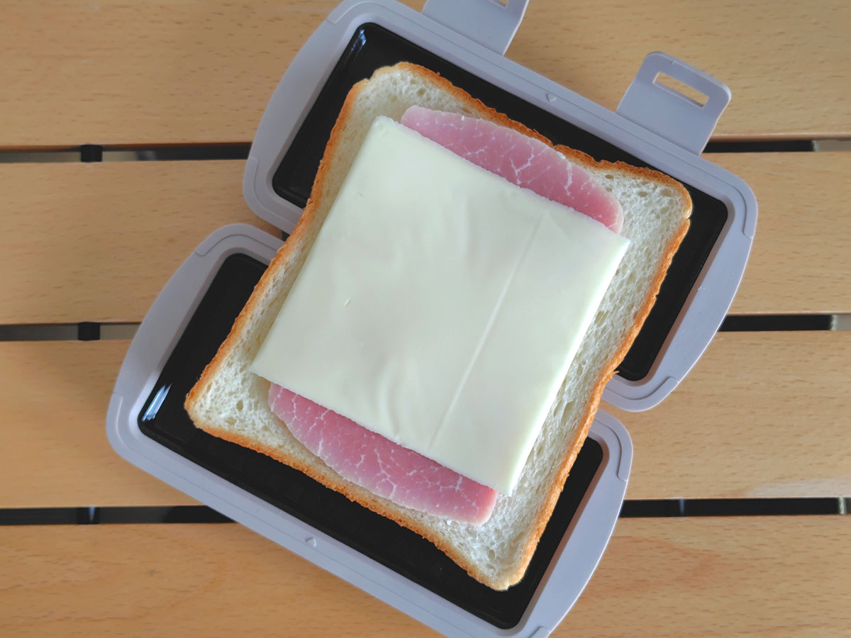 食パン1枚を置き、好きな具材を中央にのせる