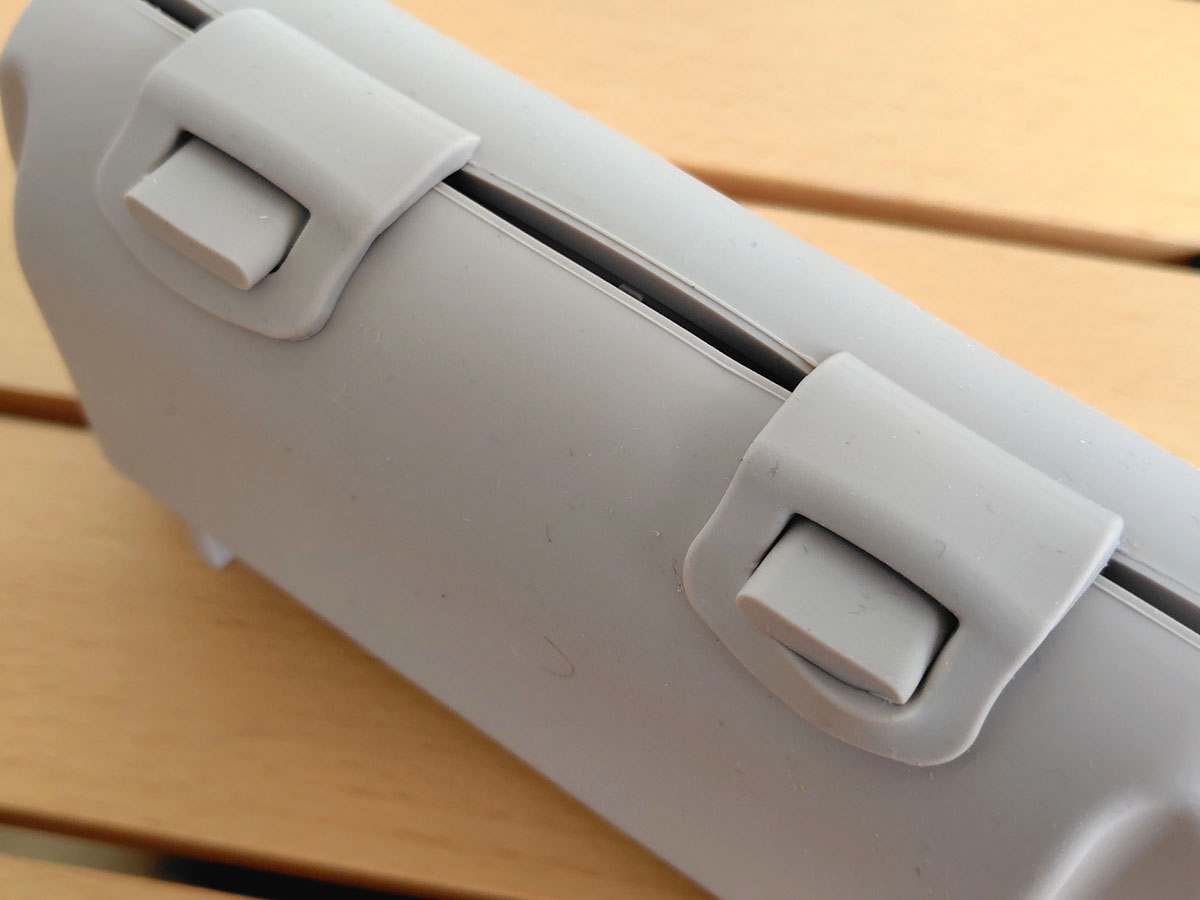 プレートを閉じて、本体に付いている留め具でロック