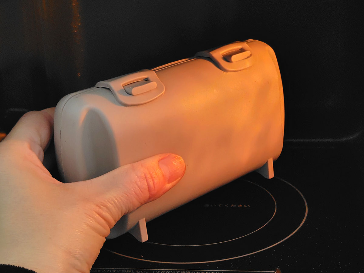 電子レンジの庫内に立てた状態でセットして加熱する