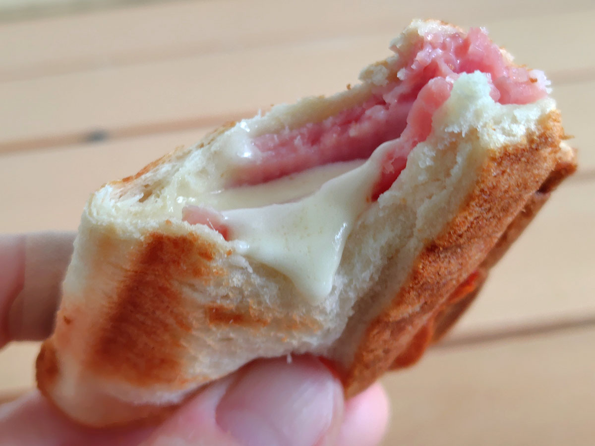 中のチーズはとろけてアツアツ