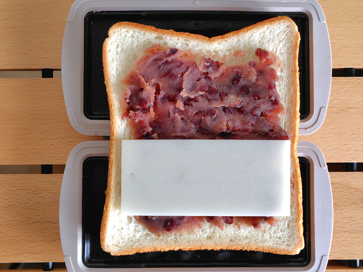 あんこと餅(しゃぶしゃぶ用の薄くスライスされたもの)を使った和スイーツ風ホットサンド