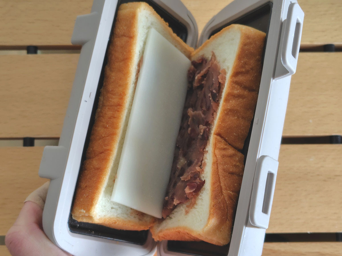 2枚のプレートで左右両側からプレスするように挟む