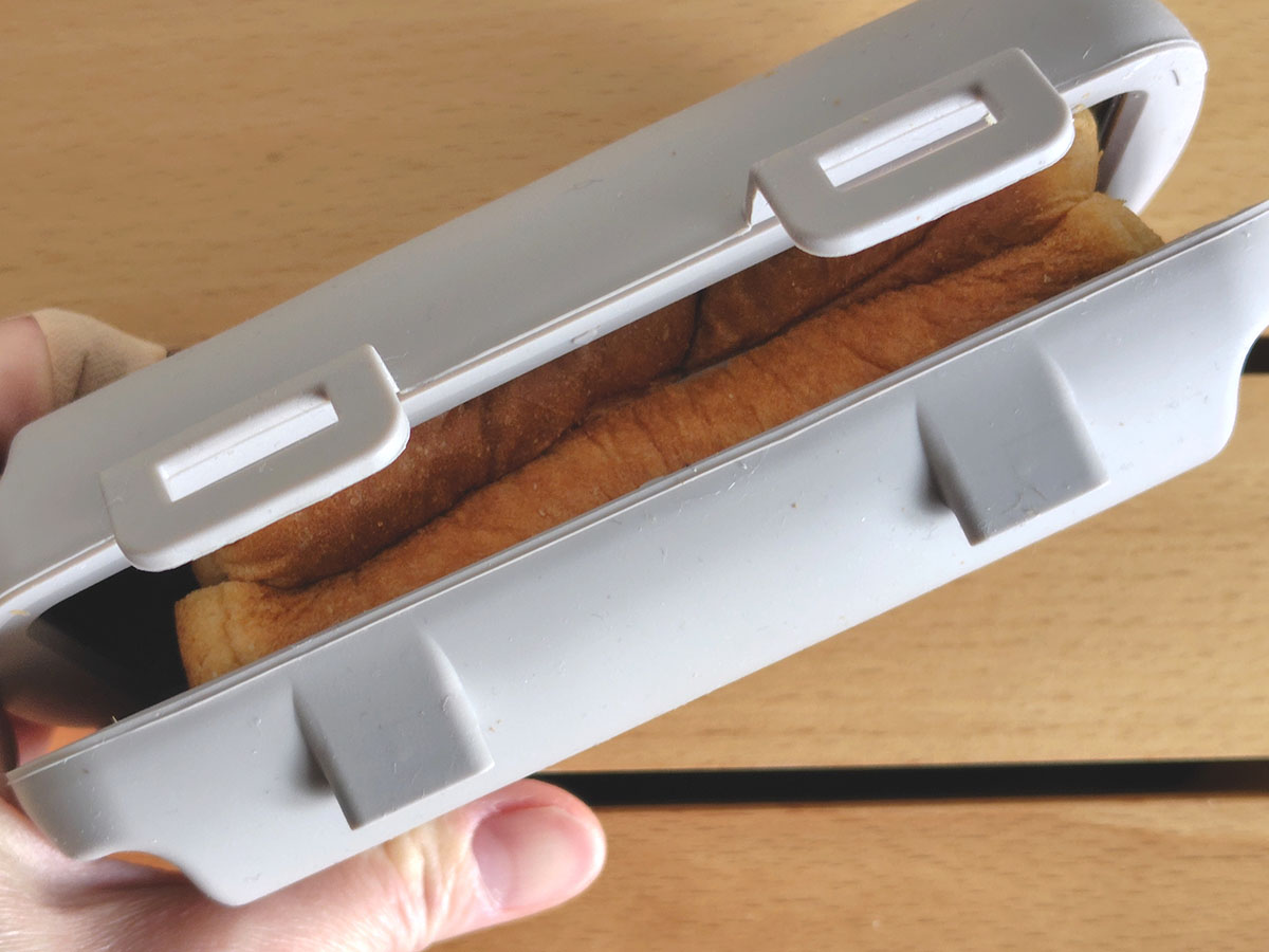 パンをしっかり中央で折り曲げることで、耳の位置がきれいに合う