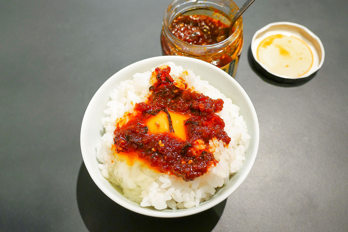 卵の周りにたっぷりと。この後混ぜて食べては、定期的に追加しました。おいしすぎる!