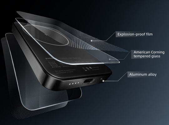 充電面と背面はコーニング社の強化ガラスを2.5Dマット加工で仕上げた