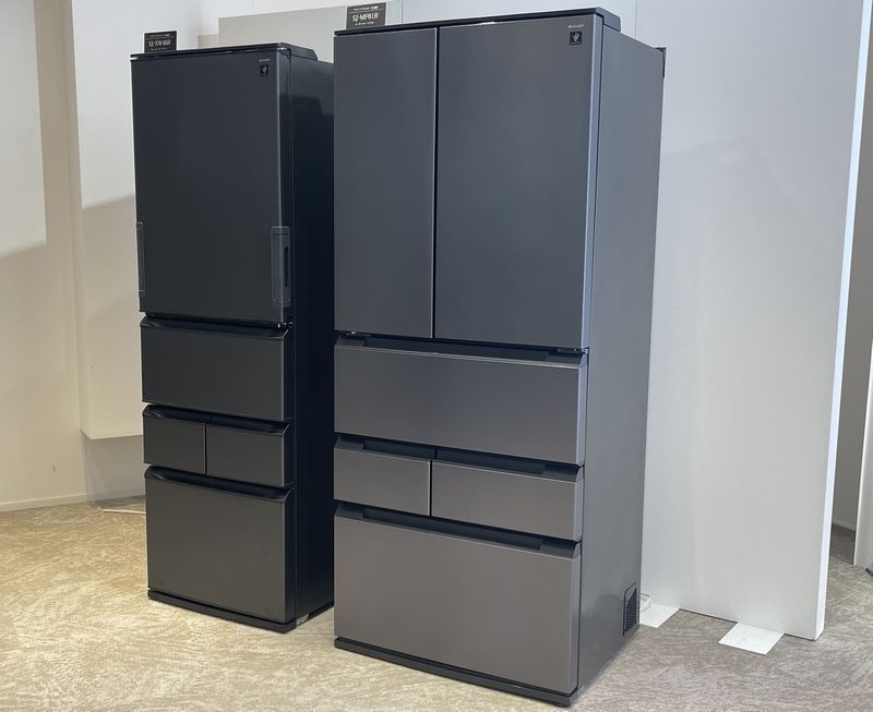 シャープ　プラズマクラスター冷蔵庫「どっちもドア」シリーズ(左)と「FiT63シリーズ」の大容量タイプ「MF61R-H」