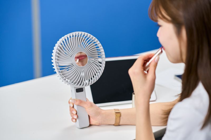 中央にミラーを搭載