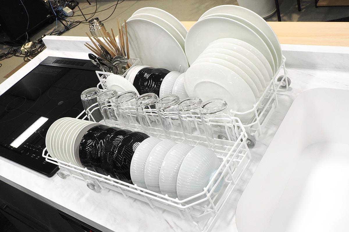 約6人分の食器を収納できる