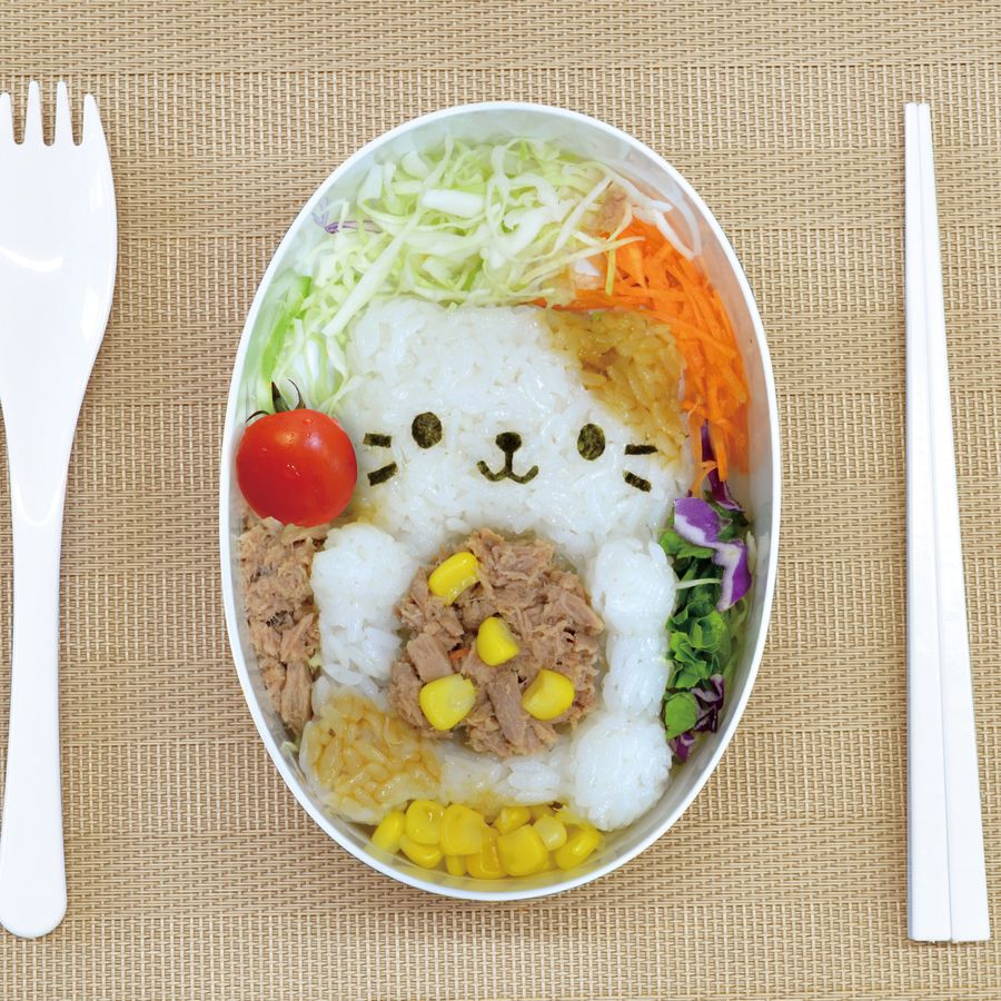あおむけで、ネコがおかずをギュッとだっこする形に盛り付けられる