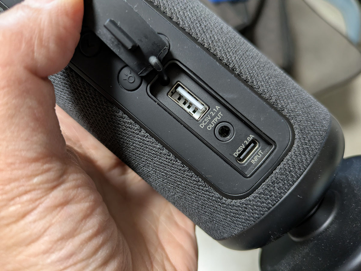 本体への充電、給電が可能なほか、イヤホン端子も備える