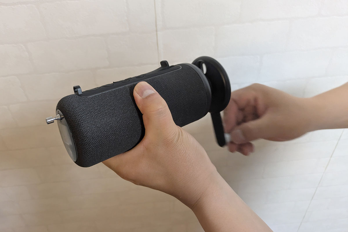 手回し充電機能も備える。かなり疲れるがいざという時の備えとしてあると安心