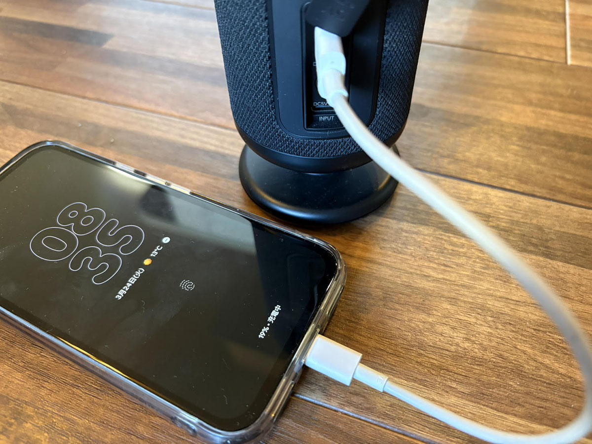 内蔵バッテリーは4,000mAh。スマホの充電にも対応する