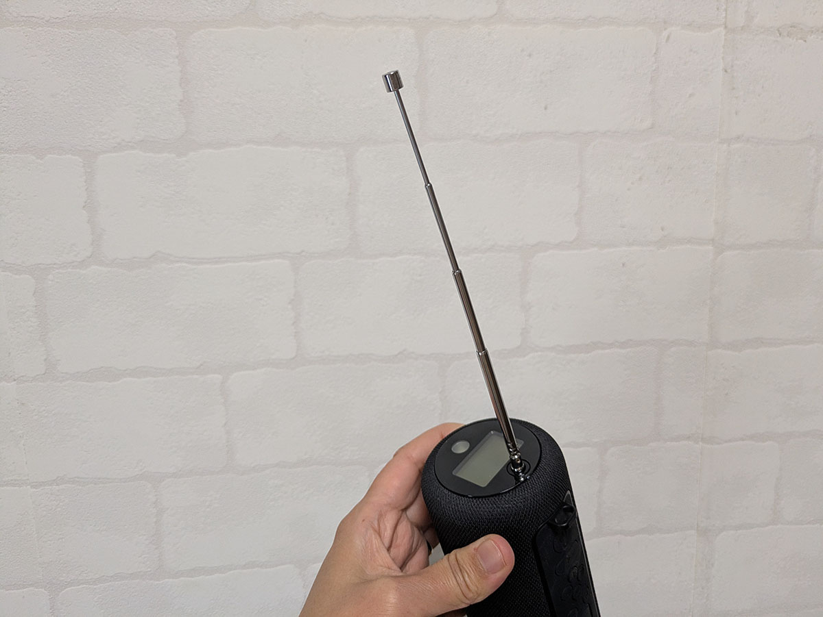 角度や長さを調整できるロッドアンテナを備える