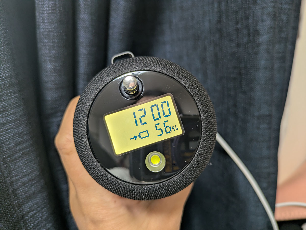 本体上部で時計とバッテリーの残量が確認できる