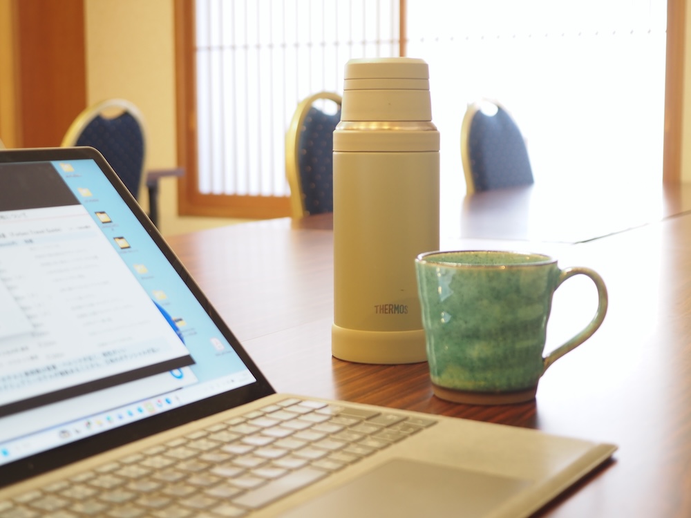 朝、仕事に取り掛かる前に、まずは水筒いっぱいに緑茶を作る