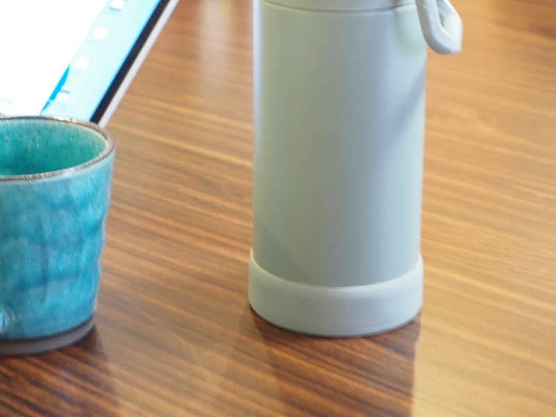 水筒の底部にはラバー製のカバーがあるため、テーブルに静かに置ける