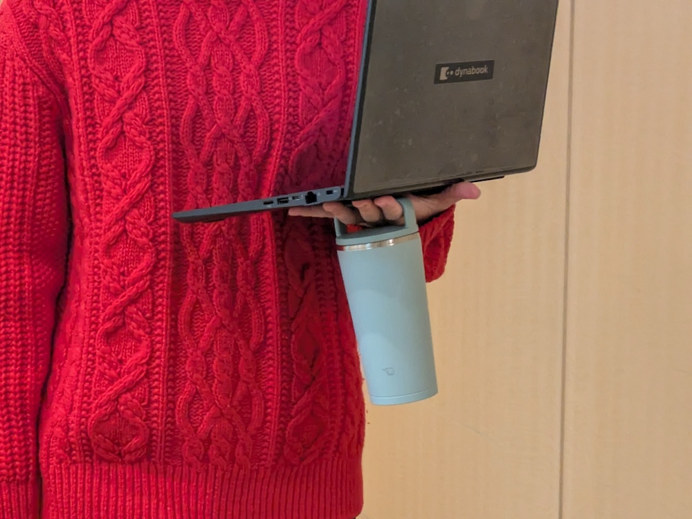 大きめの取っ手が付いているため、オフィス内を移動する際に持ち歩きやすい