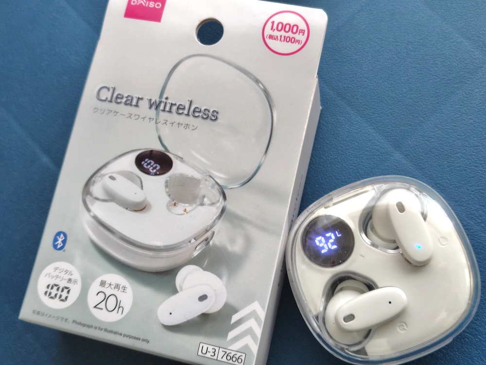 外箱の表面には「クリアケースワイヤレスイヤホン」と記載されている