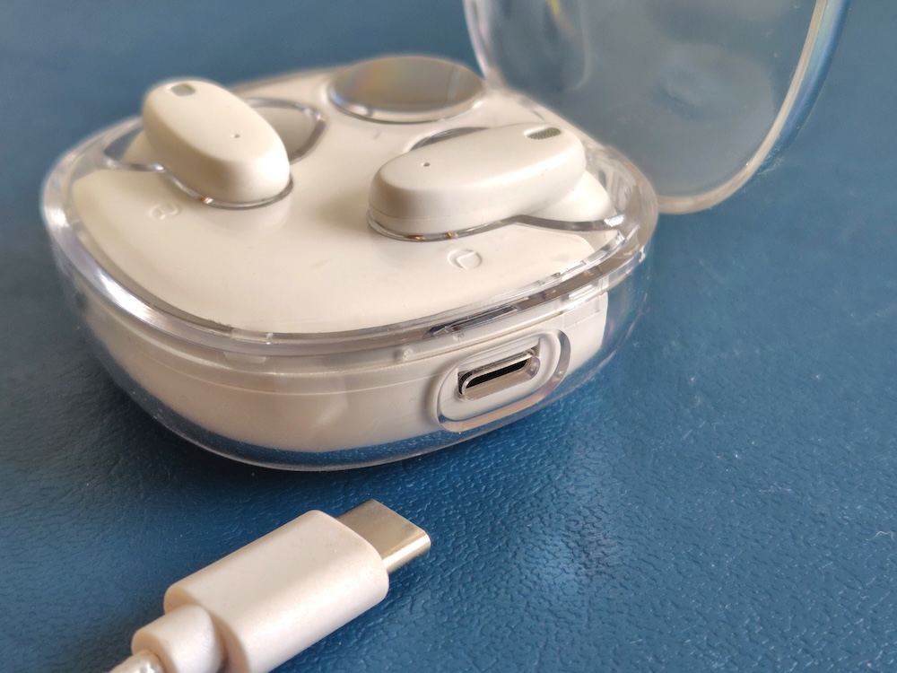 ケースの充電にはUSB Type-Cケーブルを使用