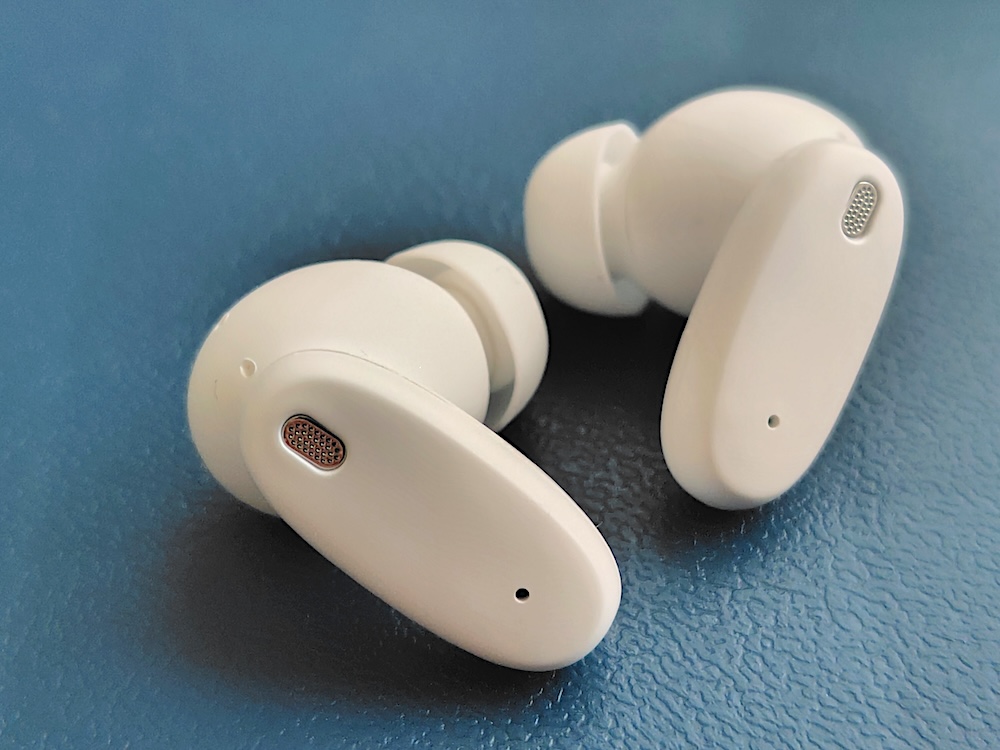 イヤホン単体で約8時間、ケース併用で最大20時間の連続使用が可能