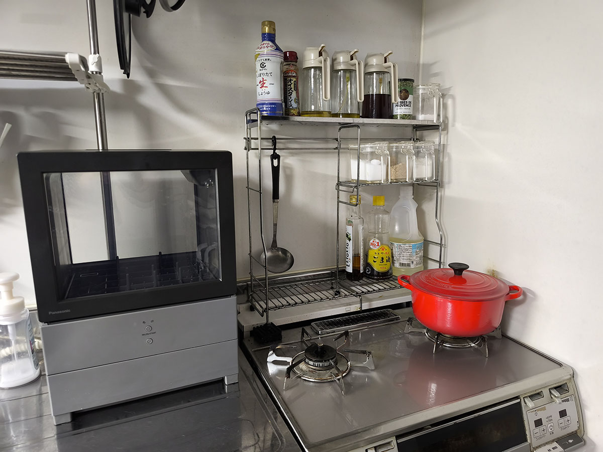 筆者宅のキッチンにSOLOTAを設置したところ。作業スペースが狭くなってしまうものの、思ったよりも圧迫感はありません